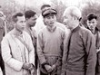Chủ tịch Hồ Chí Minh nói chuyện với các đồng chí lãnh đạo xã Bình Dương (huyện Vĩnh Tường, tỉnh Vĩnh Phúc) về công tác quy hoạch ruộng đất, ngày 25/1/1961. Ảnh: Tư Liệu