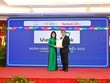 Bà Đoàn Hồng Nhung - Phó Giám đốc Khối Bán lẻ Vietcombank đại diện Link Vào Nhà Cái KL99 COM Tặng +199k nhận giải thưởng từ Ban tổ chức