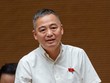 Đại biểu Nguyễn Lân Hiếu tranh luận với Bộ trưởng Huỳnh Thành Đạt. Ảnh: Duy Linh.