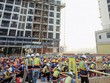 Công nhân làm việc tại công trường dự án Lumiere Boulevard