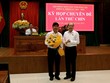 Chủ tịch tỉnh Đắk Lắk, ông Phạm Ngọc Nghị tặng hoa chúc mừng ông Nguyễn Thiên Văn. Ảnh: Thế Hùng