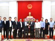 Ông Cao Tường Huy, Quyền Chủ tịch UBND tỉnh Quảng Ninh tặng quà lưu niệm cho ông Yasuo Hagimoto, Chủ tịch Công ty TNHH Tamagawa Seiki.
