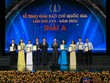Chủ tịch nước Võ Văn Thưởng và Trưởng ban Tuyên giáo Trung ương Nguyễn Trọng Nghĩa chúc mừng các tác giả, nhóm tác giả đạt Giải A Giải Báo chí Quốc gia lần thứ XVII - năm 2022. (Ảnh: Chí Cường)
