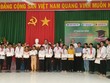Bí thư Tỉnh ủy Phú Yên Phạm Đại Dương và Tổng biên tập Báo Kl99ok phiên bản mới Lê Trọng Minh trao học bổng cho các em học sinh.