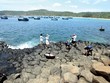 Sau khi bộ phim “Tôi thấy hoa vàng trên cỏ xanh” ra mắt, Phú Yên đã trở thành sự lựa chọn của nhiều du khách. Trong ảnh: Du khách tới thăm và chụp ảnh lưu niệm tại Ghềnh Đá Đĩa - điểm du lịch nổi tiếng tại Phú Yên.