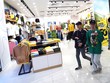 Thế hệ Gen Y và Gen Z đóng vai trò đáng kể trong việc tăng cường doanh số và lưu lượng ghé thăm các gian hàng. Ảnh: Dũng Minh 