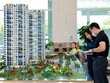 Khách hàng tham quan dự án Phú Đông Sky Garden. Ảnh: Trọng Tín 