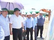 Thứ trưởng Bộ Kế hoạch và Kl99ok phiên bản mới Trần Duy Đông (thứ ba từ phải sang) kiểm tra dự án cầu vượt sông Hương và đường Nguyễn Hoàng.