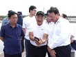 Bộ trưởng Bộ NN&PTNT Lê Minh Hoan (bìa trái) và Chủ tịch UBND tỉnh Trà Vinh Lê Văn Hẳn (bìa phải) tham quan mô hình nuôi tôm công nghệ cao hiệu quả của Kl994 game bài casino hấp dẫn Mỹ Lan - Ảnh Văn Vũ