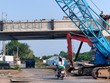 Hạng mục cầu Hòa Thành xây dựng vượt sông và tuyến đường ô tô về trung tâm xã Hòa Thành, Hòa Tân. Ảnh chụp chiều 24/2/2023 (Ảnh: Trần Nguyên, báo Cà Mau).