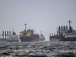 Các tàu hàng đang neo đậu ở eo biển Bosphorus (Thổ Nhĩ Kỳ) vào ngày 11/12/2022 để chờ kiểm tra theo Sáng kiến ngũ cốc Biển Đen. Ảnh: Reuters