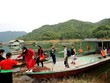 Du khách trải nghiệm tại bản Đá Bia, Đà Bắc, Hòa Bình. 