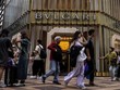 Người dân đi qua một cửa hàng trong trung tâm mua sắm cao cấp ở Hong Kong, Trung Quốc. Ảnh: Getty Images