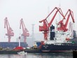 Một tàu chở dầu thô cập cảng Thanh Đảo, tỉnh Sơn Đông, Trung Quốc. Ảnh: Reuters