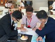 Ký hợp đồng mua nhà tại dự án Astral City Bình Dương. Ảnh: Lê Toàn 