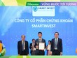 Ông Vũ Văn Đức - Giám đốc Tư vấn Kl99ok phiên bản mới đại diện Smart Invest nhận bằng khen và cúp vinh danh