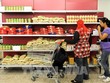 Người dân mua sắm tại một siêu thị ở Vienna, Áo. Ảnh: AFP/TTXVN