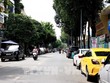 Ô tô đậu dưới lòng đường tại đường Hoa Phượng, phường 2, quận Phú Nhuận. Ảnh: Hồng Đạt - TTXVN