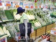 Người dân chọn mua thực phẩm tại siêu thị ở Tokyo, Nhật Bản. Ảnh: Kyodo/ TTXVN