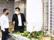 Khách hàng tìm hiểu thông tin dự án căn hộ tại TP.HCM.
