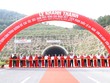 Phó thủ tướng Trần Hồng Hà và các đại biểu cắt băng khánh thành Dự án thành phần Quốc lộ 45 - Nghi Sơn và Nghi Sơn - Diễn Châu.