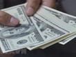 Đồng tiền mệnh giá 100 USD. (Ảnh: AFP/TTXVN)