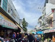 Người dân tập trung đến nhà chủ hụi ở phường Phú Thủy, TP.Phan Thiết, Bình Thuận.