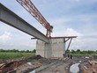 Nhà thầu thực hiện gác phiến dầm đầu tiên thuộc Gói thầu 12 của Dự án Đường ven sông đến Đông Triều - giai đoạn I Ảnh: Thu Lê
