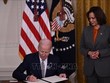 Tổng thống Joe Biden ký ban hành sắc lệnh về trí tuệ nhân tạo ở Washington, DC, Mỹ, ngày 30/10/2023. Ảnh: AFP/TTXVN