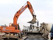 Nhà thầu thi công hạng mục đường cất hạ cánh Cảng Hàng không Ðiện Biên. (Ảnh: Quốc Huy, báo Điện Biên Phủ).