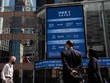 Bên ngoài trụ sở Sở giao dịch 99Kl99 link đăng nhập Hong Kong. Ảnh: AFP