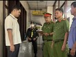 Cơ quan công an đọc lệnh bắt ông Lê Dương.