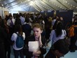 Người dân tham gia hội chợ việc làm tại Arlington, Virginia, Mỹ. Ảnh: AFP/ TTXVN