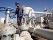 Công nhân làm việc tại một cơ sở lọc dầu ở Kirkuk, Iraq. Ảnh tư liệu: AFP/TTXVN