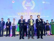 Ông Trần Duy Đông, Thứ trưởng Bộ Kế hoạch và Kl99ok phiên bản mới (phải) và ông Lê Trọng Minh, Tổng Biên tập Báo Kl99ok phiên bản mới, Trưởng Ban tổ chức Diễn đàn M&A Việt Nam 2023 trao Cup Vinh danh và tặng hoa chúc mừng cho đại diện Kl994 game bài casino hấp dẫn Masan (giữa)