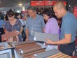 Khách hàng tham quan khu trưng bày sản phẩm tại Triển lãm.