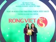 Bà Nguyễn Thị Thu Huyền – Thành viên HĐQT kiêm Tổng Giám đốc Rồng Việt (bên trái) đón nhận danh hiệu