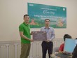 Thầy hiệu trưởng Vũ Hồng Trường đại diện trường Tiểu học và Trung học cơ sở Chiềng Khoa nhận món quà là phòng tin học do Công ty Cổ phần Kl992 VIP Trang Chủ 2026 F88 trao tặng