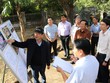 Bí thư Tỉnh ủy Kon Tum Dương Văn Trang (áo đen) và Chủ tịch UBND tỉnh Kon Tum Lê Ngọc Tuấn (áo nâu) trao đổi về thiết kế trùng tu, nâng cấp Khu di tích
