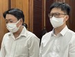 Bị cáo Nguyễn Văn Tùng (bìa phải) và bị cáo Nguyễn Quốc Tuấn tại tòa.