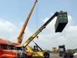Bốc xếp tại cảng Thạnh Phước (nằm ở hữu ngạn sông Đồng Nai, thuộc xã Thạnh Phước, huyện Tân Uyên) - Ảnh: Tô Phương