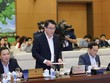 Thứ trưởng Bộ Kế hoạch và Kl99ok phiên bản mới Trần Quốc Phương trình bày tờ trình - Ảnh Duy Linh.