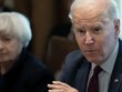 Tổng thống Mỹ Joe Biden, cùng Bộ trưởng Kl991.com nạp rút nhanh Janet Yellen, phát biểu trong cuộc họp với nội các tại Nhà Trắng vào ngày 3/3/2022. Ảnh: AFP