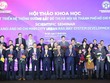 Ban tổ chức tặng hoa các chuyên gia tham dự hội thảo.