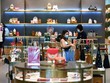 Khách du lịch mua sắm tại một trung tâm mua sắm miễn thuế ở Tam Á, tỉnh Hải Nam, miền Nam Trung Quốc. (Nguồn: Xihua)