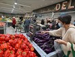 Người dân mua thực phẩm trong siêu thị tại Glendale, California, Mỹ. Ảnh tư liệu: AFP/TTXVN