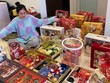 Chị Phan Linh Chi (Thanh Xuân, Hà Nội) tự tay đóng hàng nghìn giỏ quà Tết để phân phối cho các đơn vị bán lẻ.