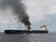 Khói bốc lên từ tàu chở dầu M/V Merlin Luanda của Anh bị lực lượng Houthi tấn công khi di chuyển qua Vịnh Aden trên biển Arab. (Ảnh: AFP/TTXVN)