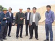 Phó chủ tịch Thường trực UBND tỉnh Quảng Bình Đoàn Ngọc Lâm (thứ hai bên phải ảnh) kiểm tra tiến độ thi công tại khu tái định cư Trường Thủy, huyện Lệ Thuỷ