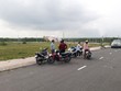 Môi giới dẫn khách đi xem đất. Ảnh: Lê Toàn 